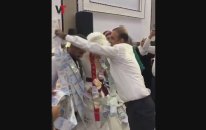 Takı törenini resmen şova dönüştürdüler