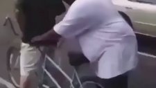 Bisikleti Pert Eden Şişman Genç