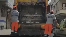 Çalan Müzikle Çöp Kamyonunda Coşan Temizlik Görevlileri