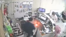 Cep Telefonu Bataryası Teknisyenin Elinde Bomba Gibi Patladı