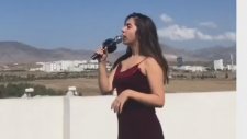 Karaoke Mikrofon İle Koca Arayan Genç Kız
