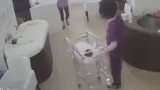 Pusetle Oynarken Bebeği Yere Düşüren Hemşire