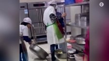Çin'de Kantinde Ayağıyla Sebze Yıkayan Adam