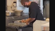 Siparişi Aşırı Sıcak Hazırlayan Pizza Ustası