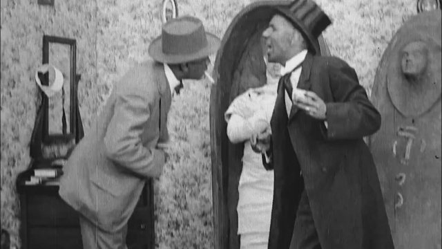 Mercy, the Mummy Mumbled (1918) Fragman