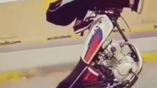 Tek Tekerlekli Motosikletle Şovunu Yapan Genç