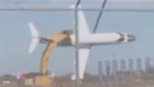 Uçak Uçuran Kepçe Operatörü