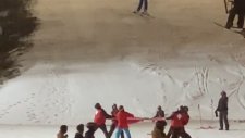 Kayak Merkezinde Kayakçı Havada Asılı Kaldı