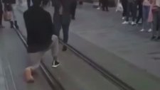Barış Murat Yağcı İstiklal'in Ortasında Nisa Bölükbaşı'na Evlilik Teklif Etti