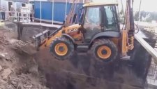 Kepçeyi Temele İndirmeye Çalışırken Devrilen Vinç
