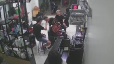 Saç Düzleştirici Elinde Patlayan Kuaför