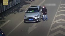 Görme Engelli Adamın Yardımına Koşan Sürücü