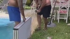 Çim Biçerken Kafayı Kullanan Adamlar