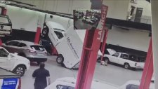 Liftten Düşen Aracın Altında Kalan Tamirci