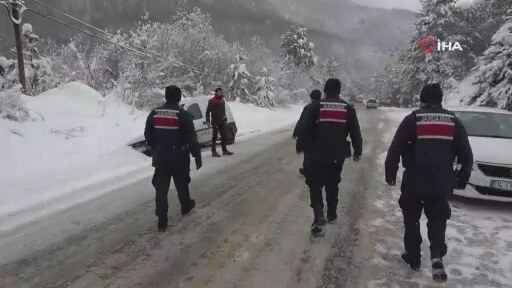 Kar yağışı etkili oldu, bazı araçlar devrildi bazıları kara saplandı ile ilgili görsel sonucu