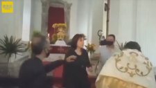 Ayin Sırasında Rahibi Tokatlayan Kadın