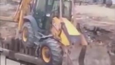 İndirdiği Kepçe ile Beraber Çukura Düşen Vinç