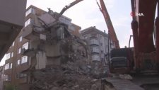 Yıkımda Kepçenin Üzerine Beton Blok Düştü: Operatör Ağır Yaralandı