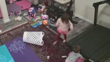 Koşu Bandına Sıkışan Çocuk