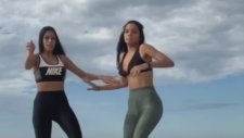 Sahilde TikTok Videosu Çekerken Dalga Mağduru Olan Kızlar