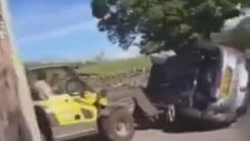 İş Makinesi ile Otomobili Ters Çeviren Çiftçi