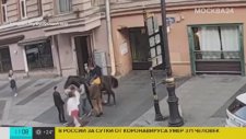 Atın Altından Geçmek İsteyen Kaykaycı At Tarafından Ezildi