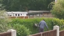 Çim Biçme Makinesi ile Çalıları Biçen Adam