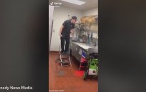 Fast Food Çalışanı Su Dolu Küvete Atladı