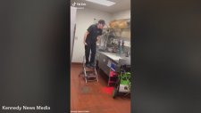 Fast Food Çalışanı Su Dolu Küvete Atladı
