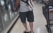 Köpeğini Sırt Çantası Gibi Taşıyan Adam