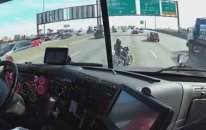 Yolda Kalan Motosikletlinin İmdadına Yetişen Tır Sürücüsü