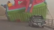 Fırtınada Yola Uçan Şişme Oyun Parkı