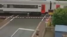 Trenin Altında Kalmaktan Son Anda Kurtuldu