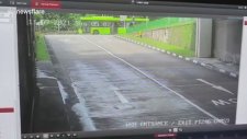 Üzerine Düşen Otobüsten Mucize Eseri Kurtulan Adam