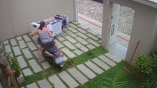 Motosiklet ile Çamaşırlığıda Alıp Giden Kadın