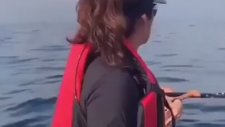 Denizde Dev Balinaya Denk Gelen Kadınlar