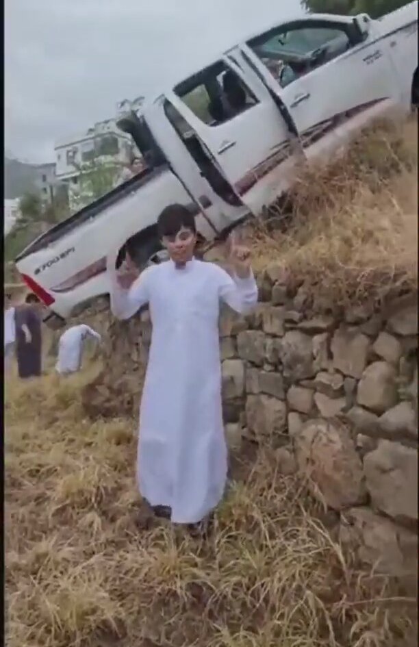 Kasasında Uçuruma Yuvarlanan Gençler