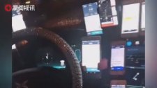 Onlarca Cep Telefonu Olan Taksici