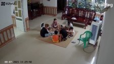 Yerde Yemek Yiyen Ailenin Üzerine Düşen Tavan Vantilatörü