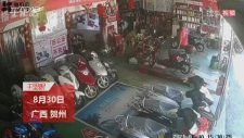Motosikletçiye Dalan Araba