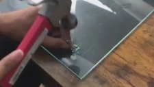 Camı Kırarak Ortaya Harika Portreler Çıkartan Sanatçı