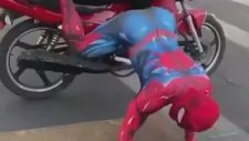 Şehrin Her Yerinde Twerk Yapan Örümcek Adam