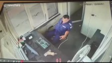 Gişe Görevlisi Üzerine Gelen Kamyondan Son Anda Kurtuldu