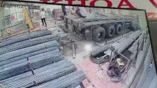 İş Arkadaşını Üzerine Gelen Vinç Kancasından Kurtaran Adam
