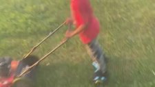Hoverboard Yardımıyla Çim Biçen Çocuk