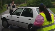 Ralli Parkuruna Giren Sorumsuz Kadın Sürücü