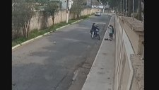 Motosikletli Soyguncuları Aracıyla Etkisiz Hale Getiren Sürücü
