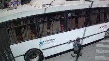 Otobüsün Altından Sağ Salim Çıkan Bisikletli