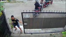 Demir Kapının Altında Kalmaktan Kıl Payı Kurtulan Motosikletli