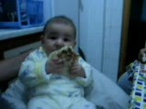 Elifnaz Ekmek Yiyor